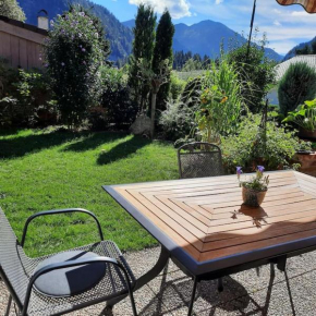Ferienhaus-Ferienwohnung Weitblick mit Garten und malerischem Bergpanorama